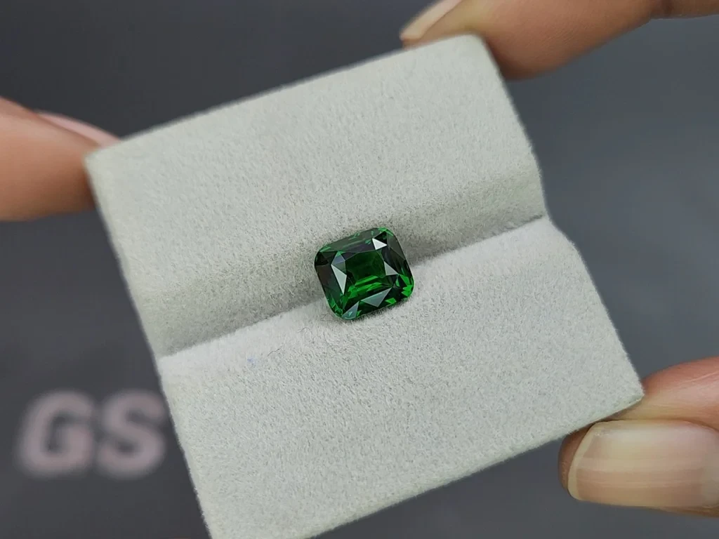 Tsavorite garnet cushion cut 3.03 carats, Africa 4