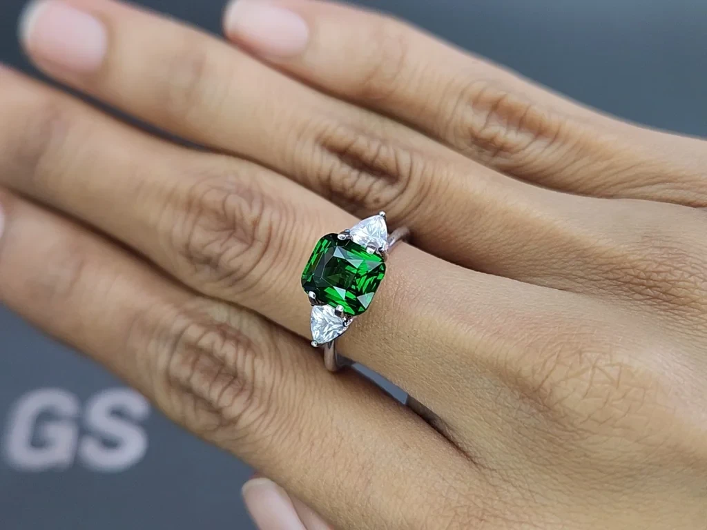 Tsavorite garnet cushion cut 3.03 carats, Africa 5