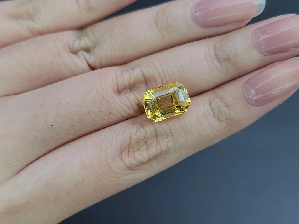 Unheated Golden Yellow sapphire in octagon cut 7.23 carats, Sri Lanka 2