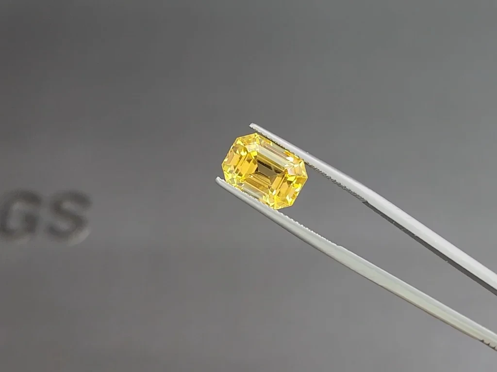 Unheated Golden Yellow sapphire in octagon cut 7.23 carats, Sri Lanka 3