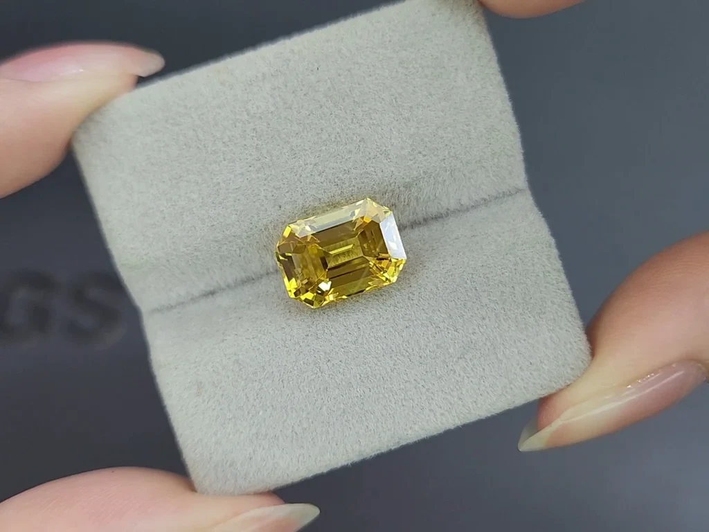 Unheated Golden Yellow sapphire in octagon cut 7.23 carats, Sri Lanka 4