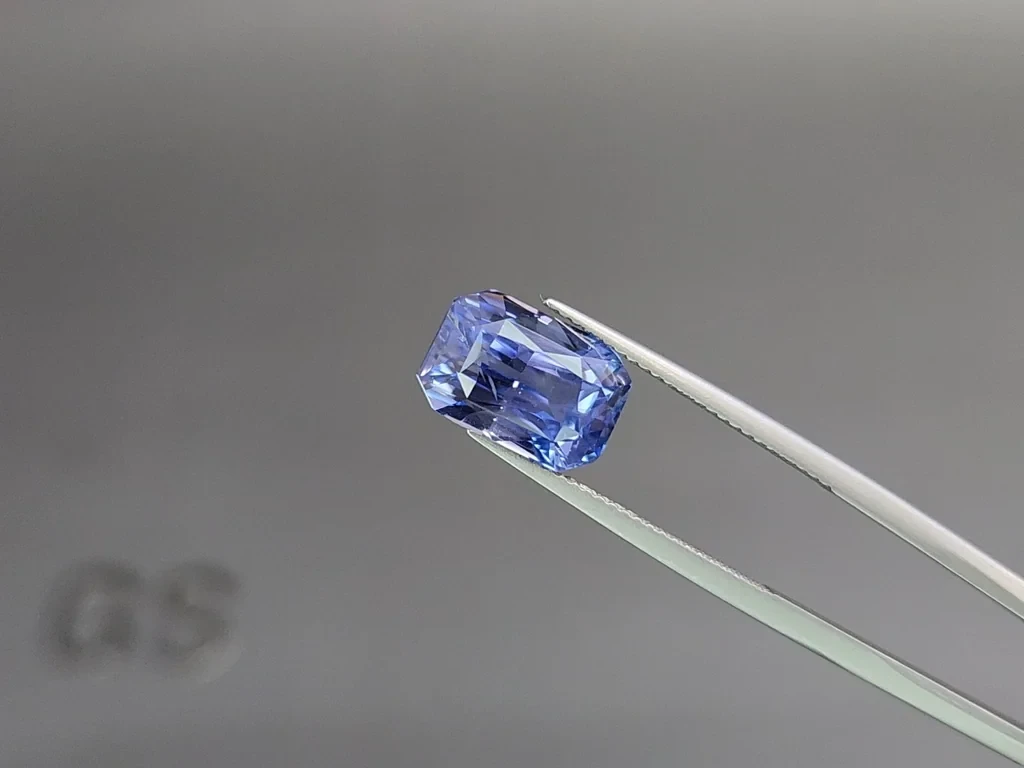 Unheated Intense Blue sapphire in radiant cut 8.05 carats  Sri Lanka 3