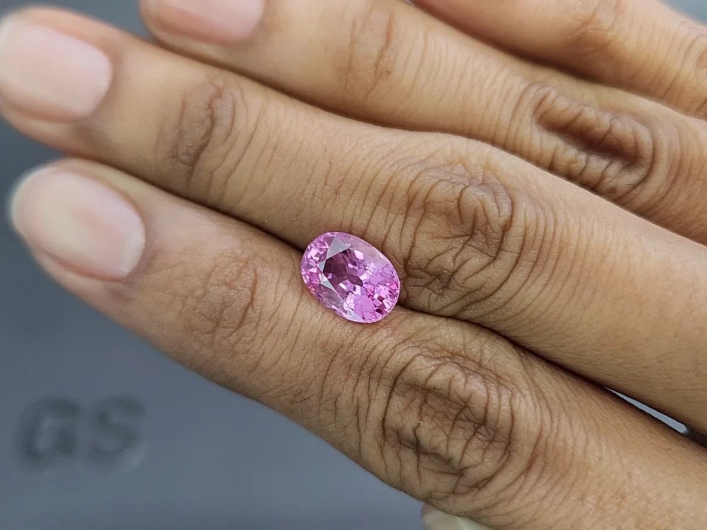 Unheated Intense Pink sapphire in oval cut 3.59 carats, Madagascar 2