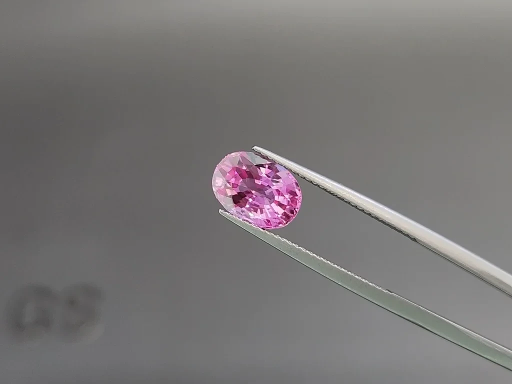 Unheated Intense Pink sapphire in oval cut 3.59 carats, Madagascar 3