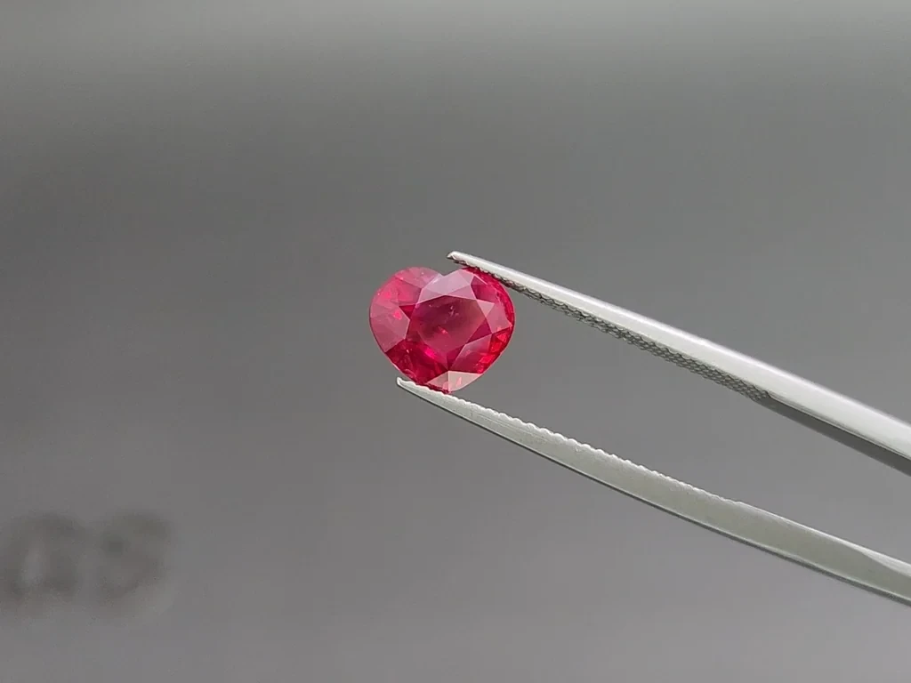 Unheated Intense Red ruby in heart shape 2.53 carats, Mozambique 3
