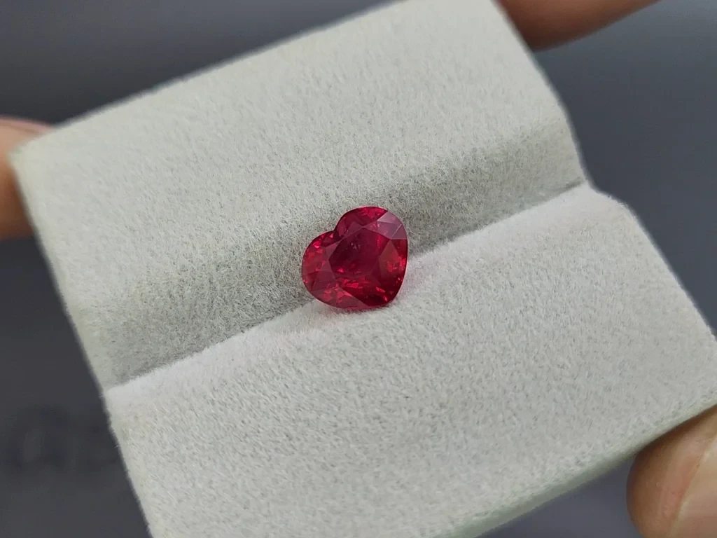 Unheated Intense Red ruby in heart shape 2.53 carats, Mozambique 4