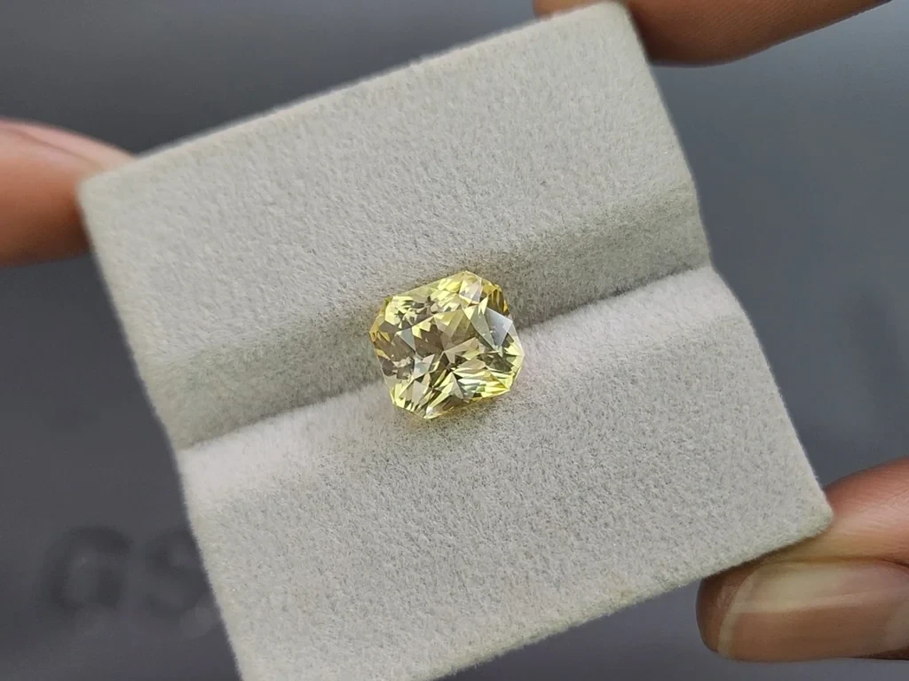 Unheated Pastel Yellow sapphire in radiant cut 6.11 carats, Sri Lanka 4