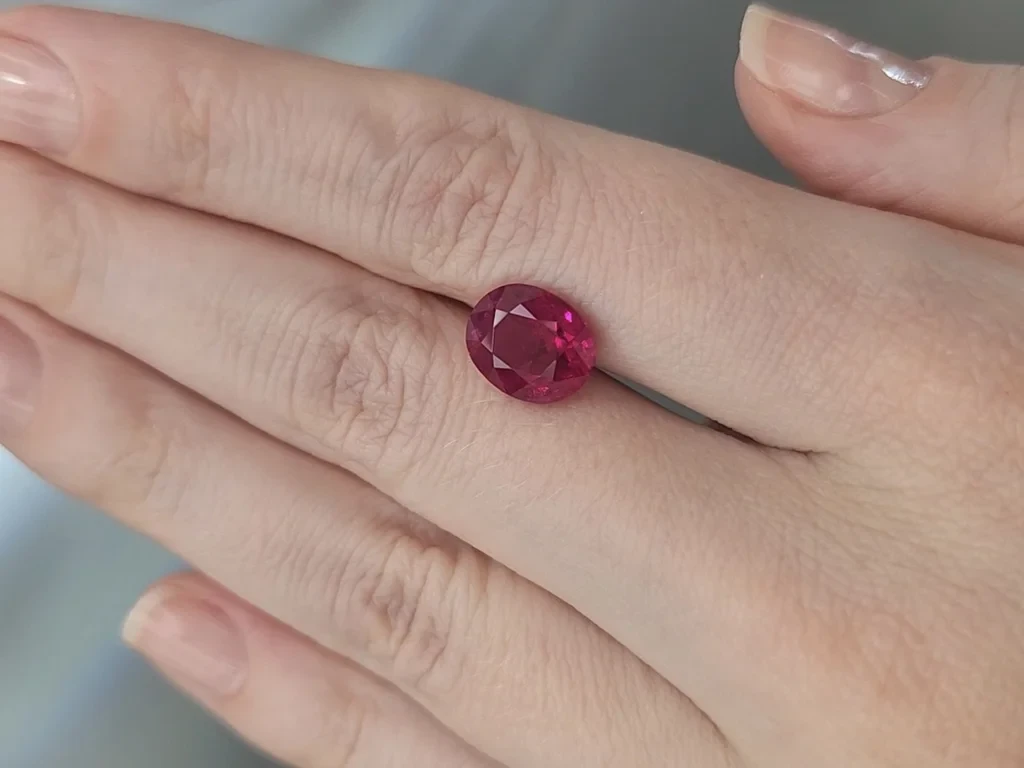 Unheated Pigeon's Blood red ruby in oval cut 5.27 carats, Burma (Mogok), GRS, SSEF 2