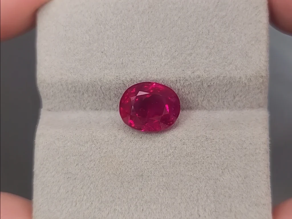 Unheated Pigeon's Blood red ruby in oval cut 5.27 carats, Burma (Mogok), GRS, SSEF 4