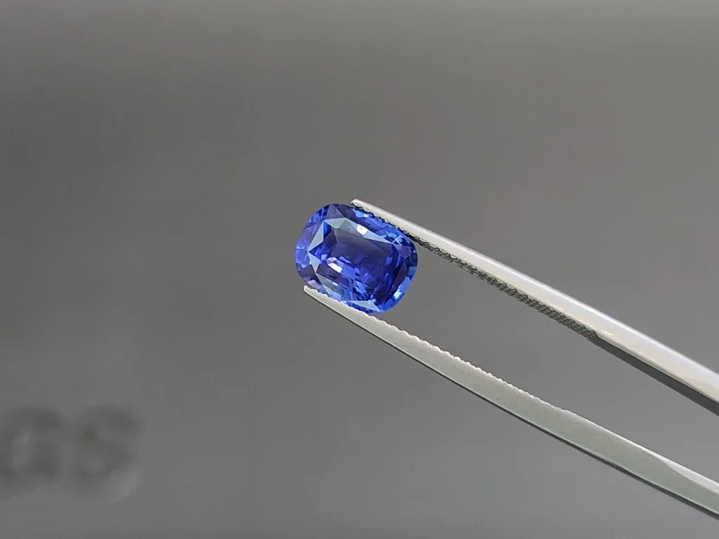 Unheated Royal Blue sapphire in cushion cut 2.52 carats, Sri Lanka 3