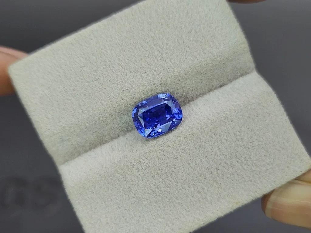 Unheated Royal Blue sapphire in cushion cut 2.52 carats, Sri Lanka 4