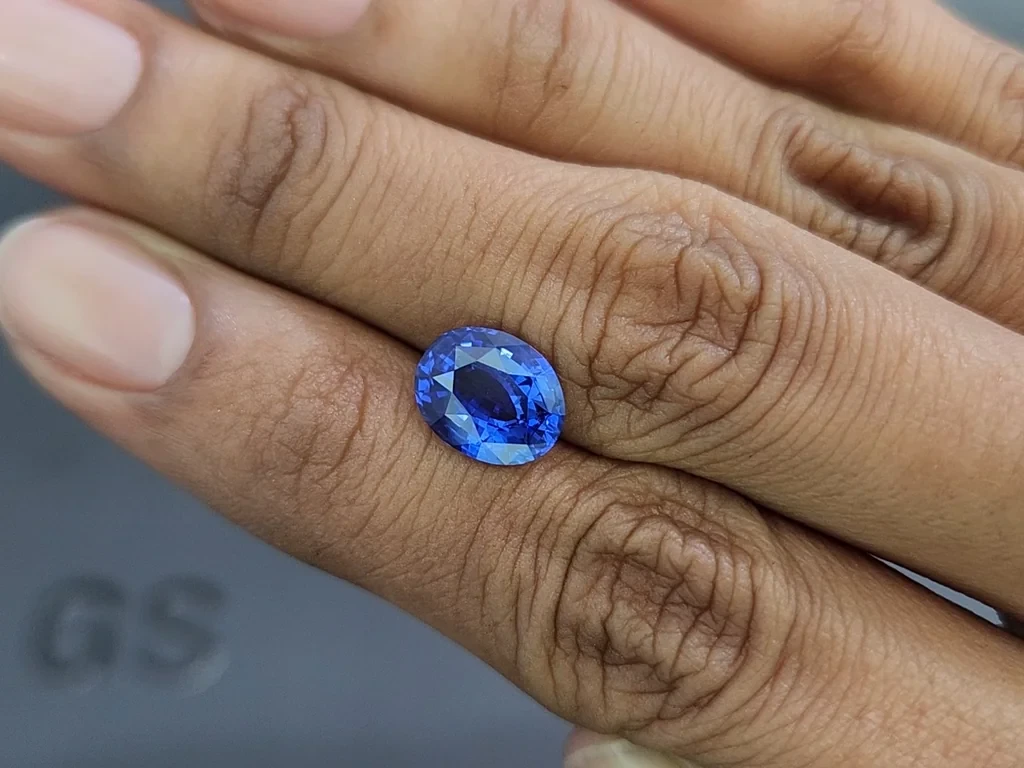 Unheated Royal Blue sapphire in oval cut 3.23 carats, Sri Lanka 2