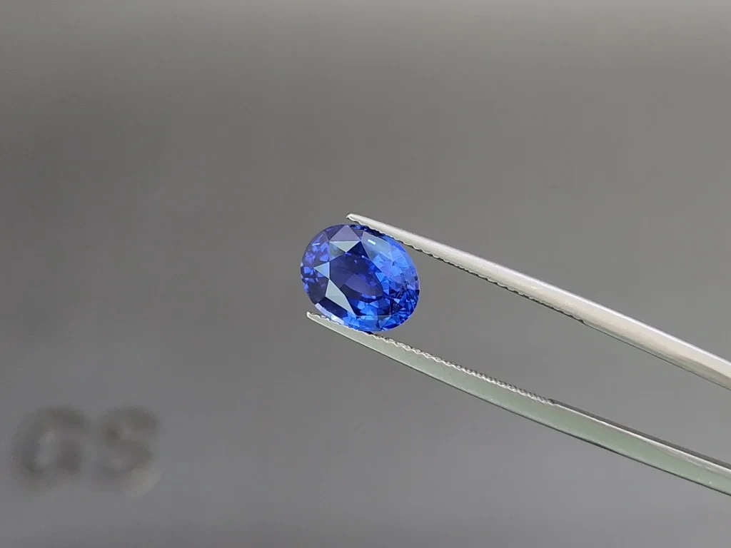 Unheated Royal Blue sapphire in oval cut 3.23 carats, Sri Lanka 3