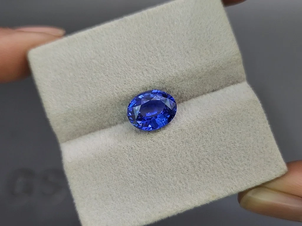Unheated Royal Blue sapphire in oval cut 3.23 carats, Sri Lanka 4