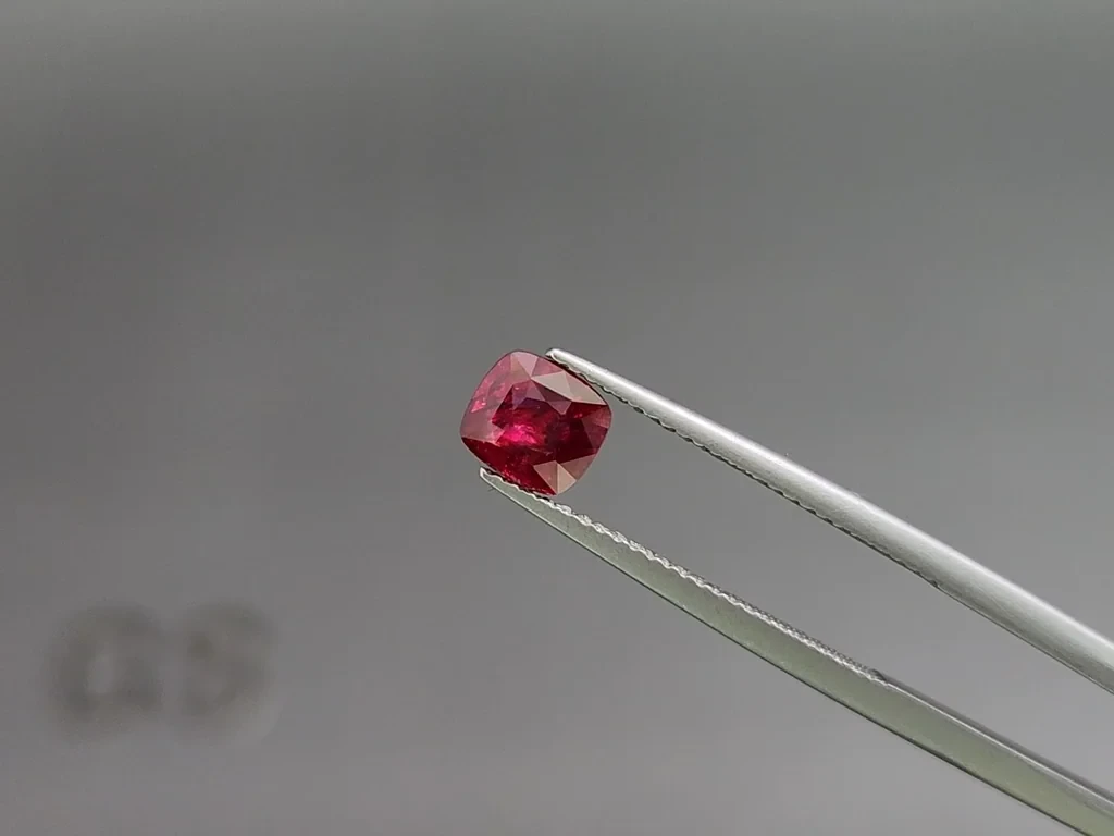 Unheated ruby Pigeon blood cushion cut 1.05 carats, Mozambique 3