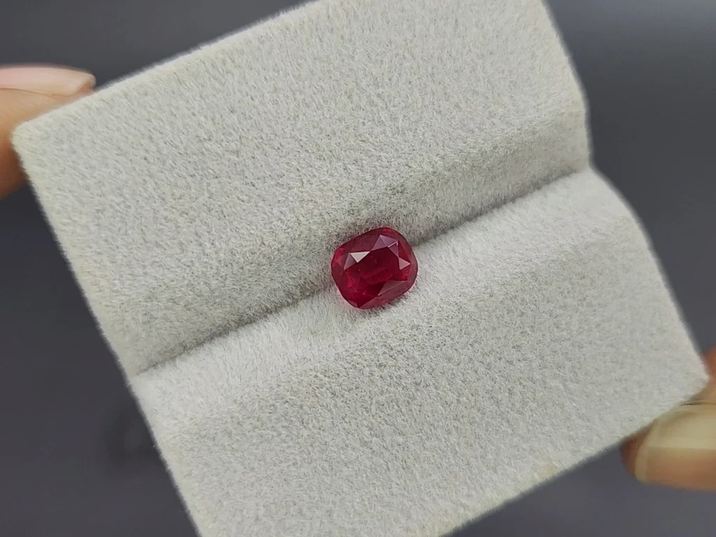Unheated ruby Pigeon blood cushion cut 1.59 carats, Mozambique 4