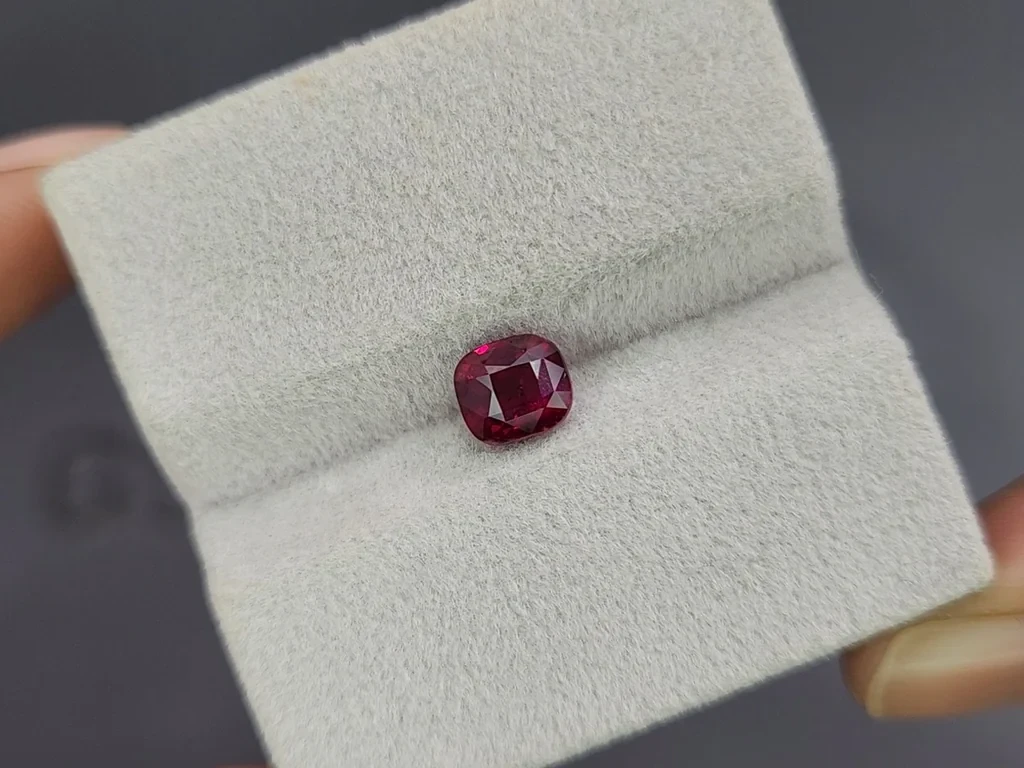 Unheated ruby Pigeon blood cushion cut 1.60 carats, Mozambique 4