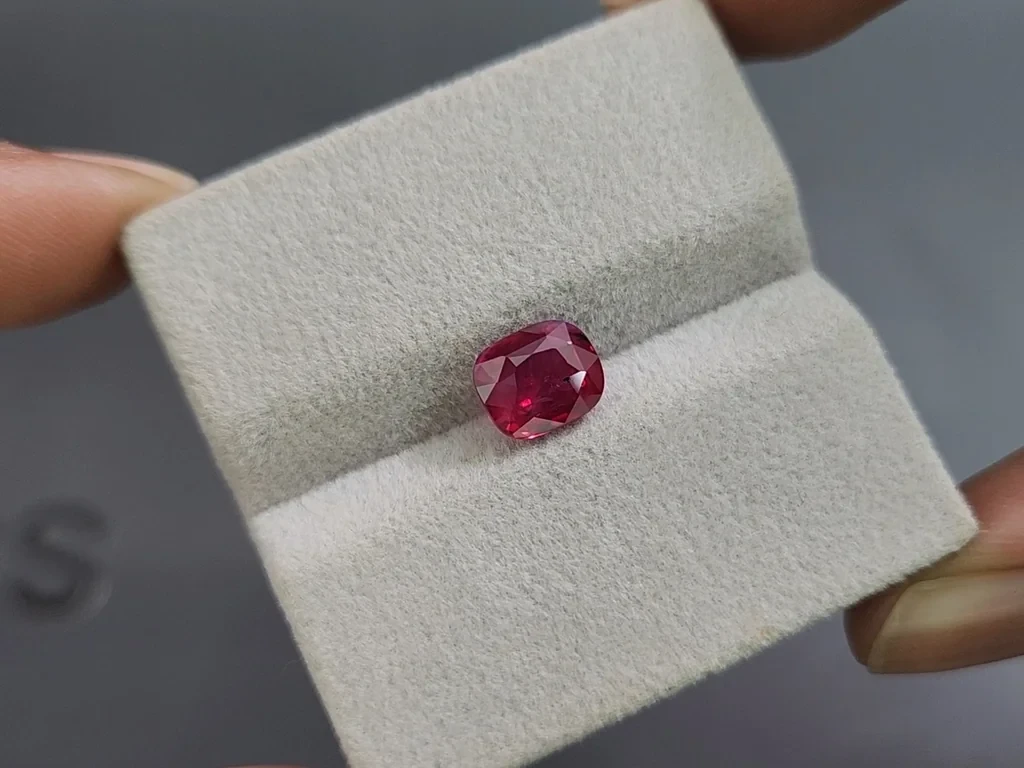 Unheated ruby Pigeon blood cushion cut 2.57 carats, Mozambique 4