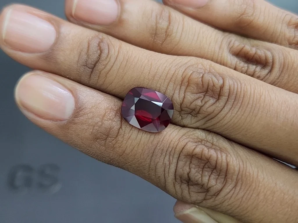 Unheated ruby Pigeon blood cushion cut  6.33 carats, Mozambique 2