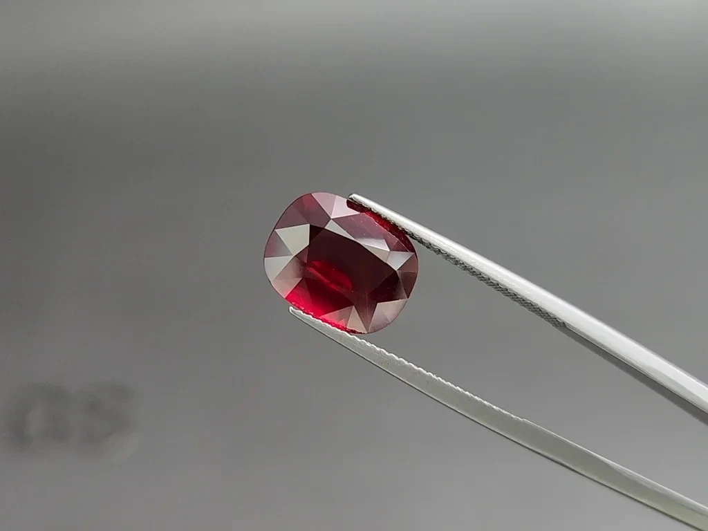 Unheated ruby Pigeon blood cushion cut  6.33 carats, Mozambique 3