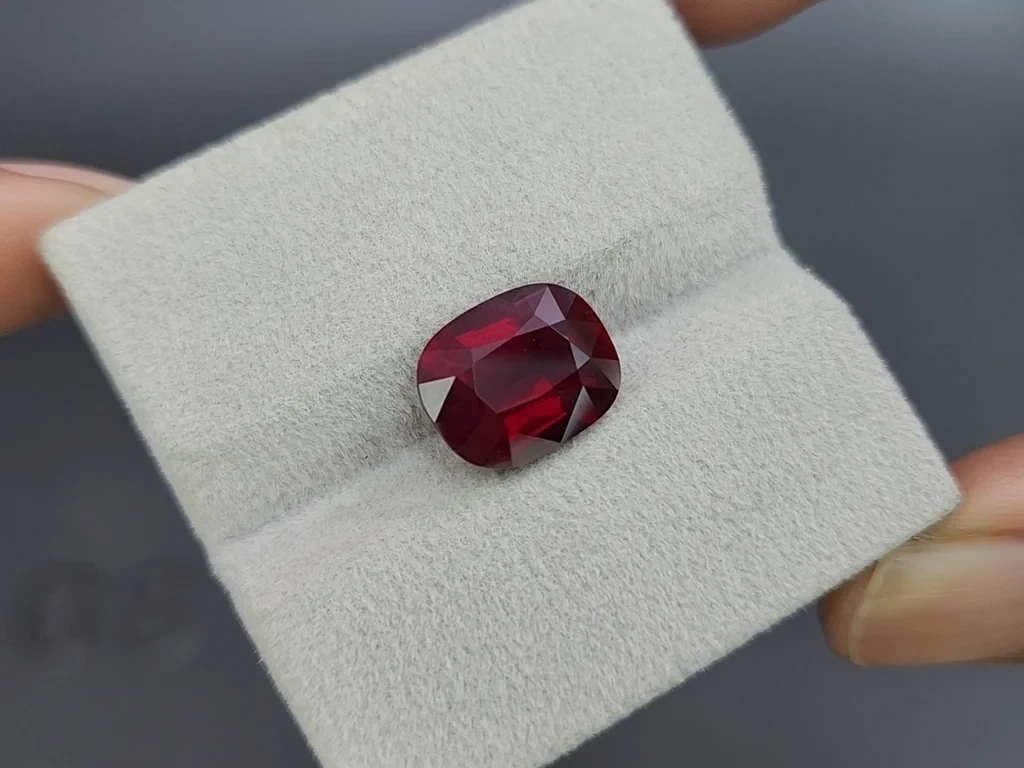 Unheated ruby Pigeon blood cushion cut  6.33 carats, Mozambique 4