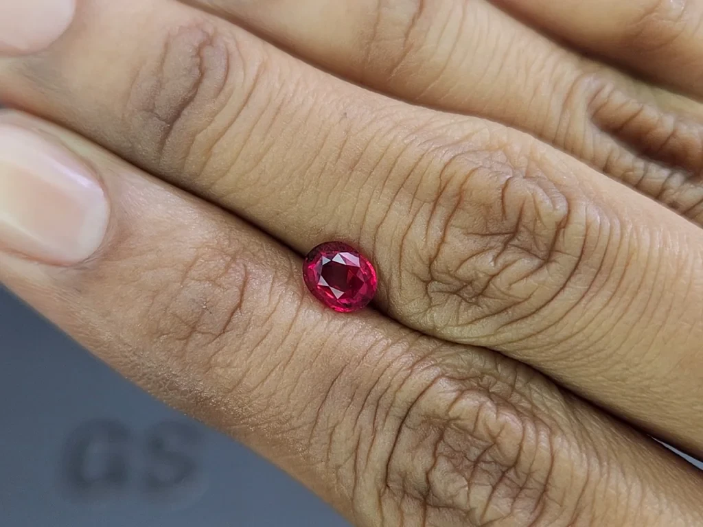 Unheated ruby Pigeon blood oval cut 1.04 carats, Mozambique 2