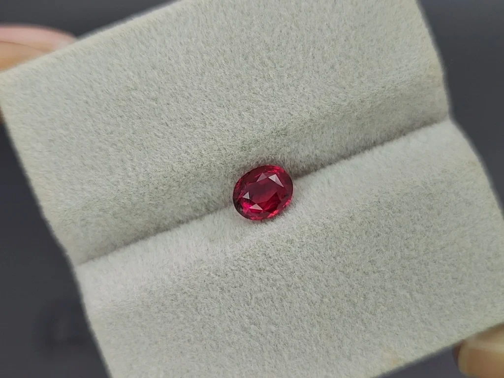 Unheated ruby Pigeon blood oval cut 1.04 carats, Mozambique 4