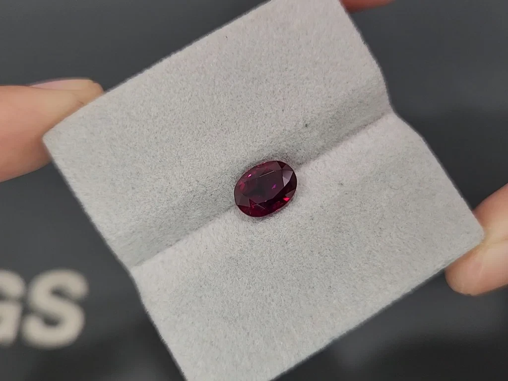 Unheated ruby  Pigeon Blood oval cut 2.07 carats, Burma 4
