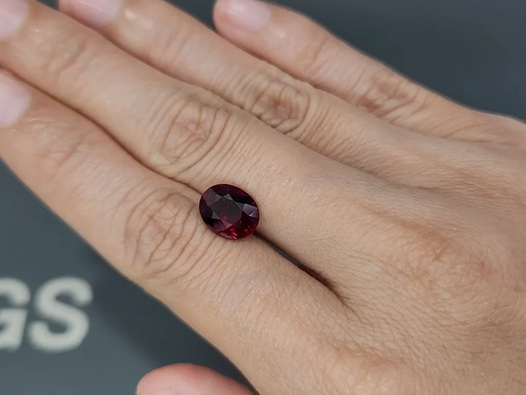 Unheated ruby Pigeon Blood oval cut 4.05 carats, Burma 2