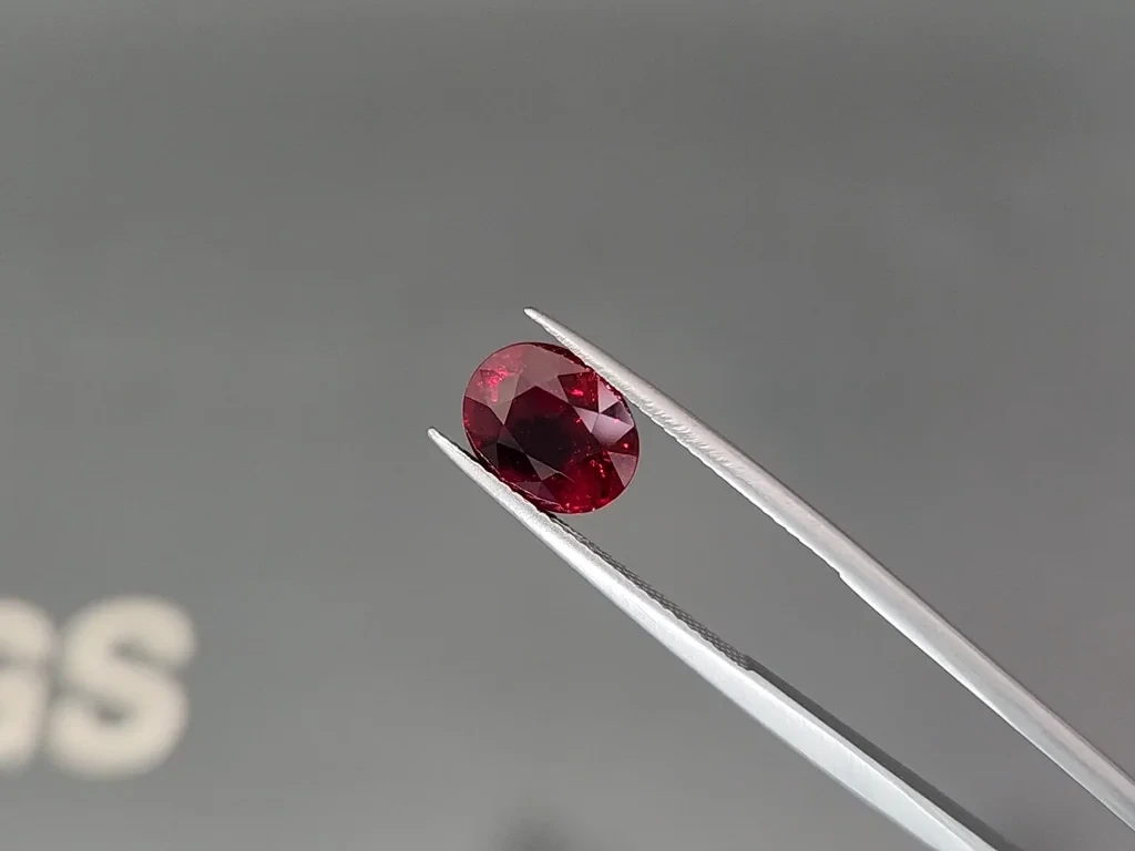 Unheated ruby Pigeon Blood oval cut 4.05 carats, Burma 3