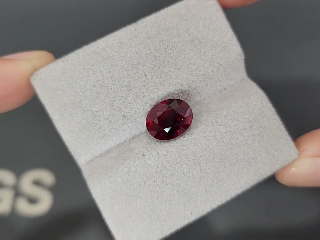 Unheated ruby Pigeon Blood oval cut 4.05 carats, Burma 4