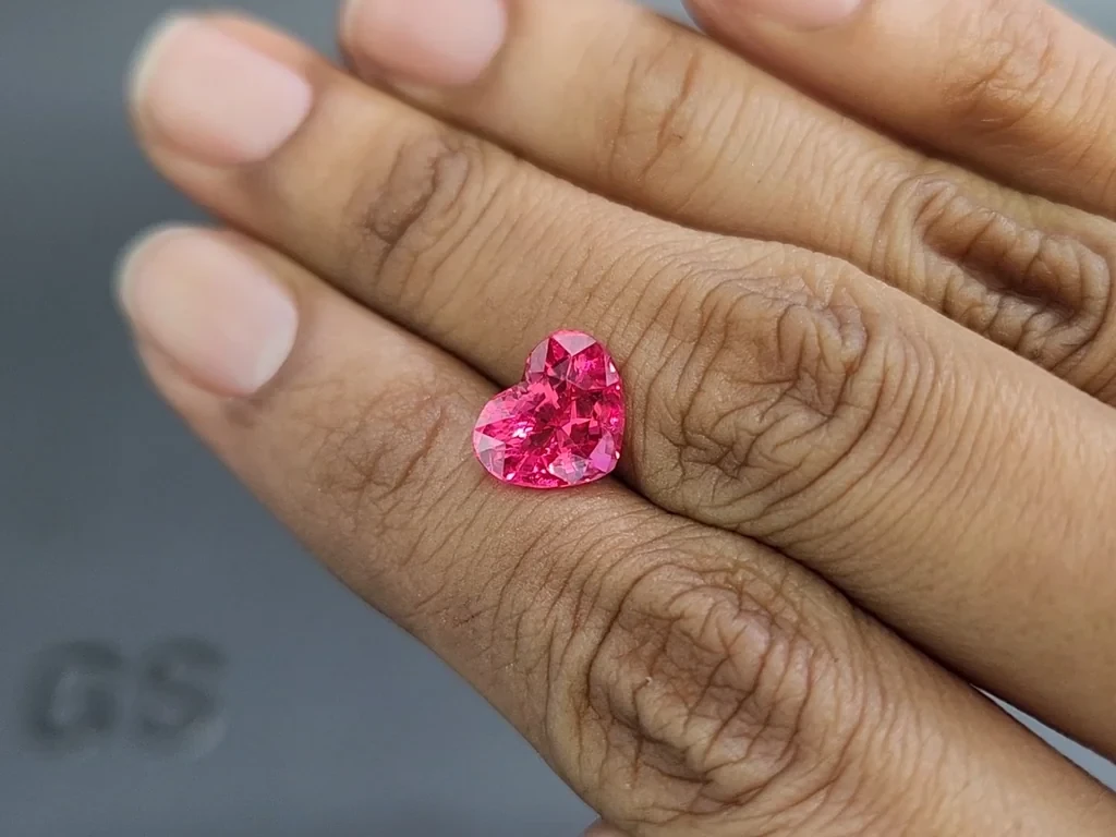 Vibrant Pink Red Mahenge spinel in heart shape 3.71 carats, Tanzania 2