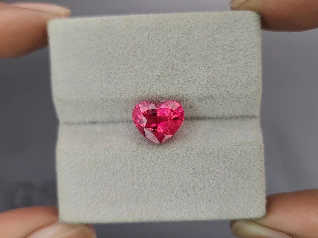 Vibrant Pink Red Mahenge spinel in heart shape 3.71 carats, Tanzania 4
