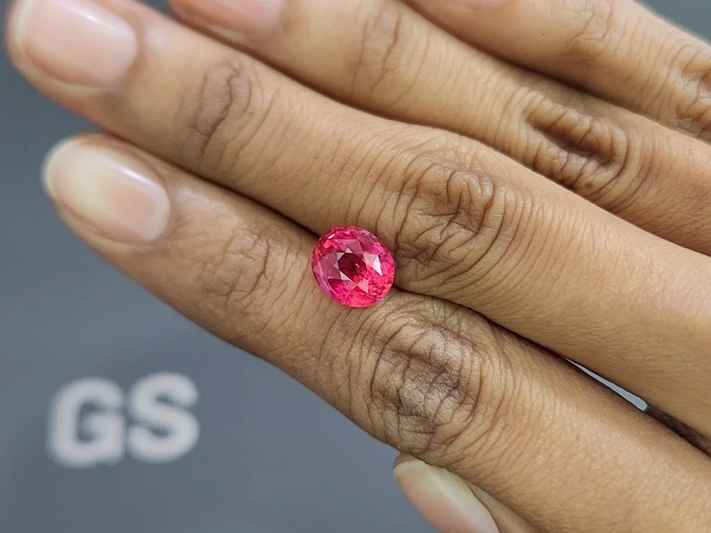Vibrant vivid pink Mahenge spinel in oval cut 3.67 carats, Tanzania 2