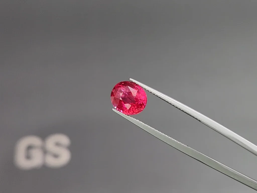 Vibrant vivid pink Mahenge spinel in oval cut 3.67 carats, Tanzania 3