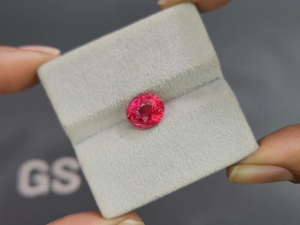 Vibrant vivid pink Mahenge spinel in oval cut 3.67 carats, Tanzania 4