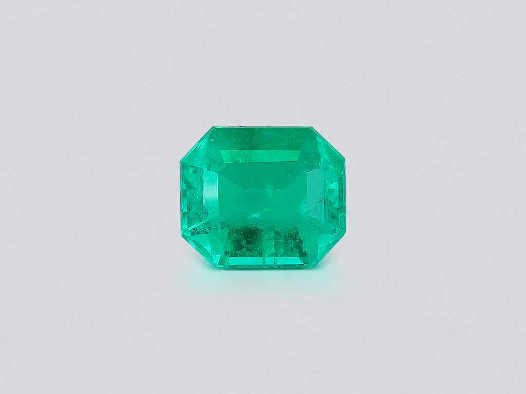 Vivid Green emerald with rare Butterfly-wing effect Mariposa in octagon cut 5.67 carats, Colombia
