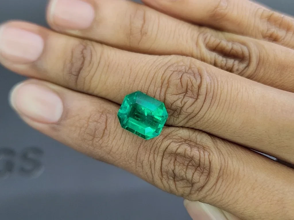Vivid Green emerald with rare Butterfly-wing effect Mariposa in octagon cut 5.67 carats, Colombia 2