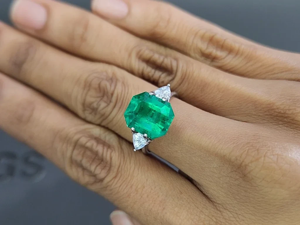 Vivid Green emerald with rare Butterfly-wing effect Mariposa in octagon cut 5.67 carats, Colombia 5