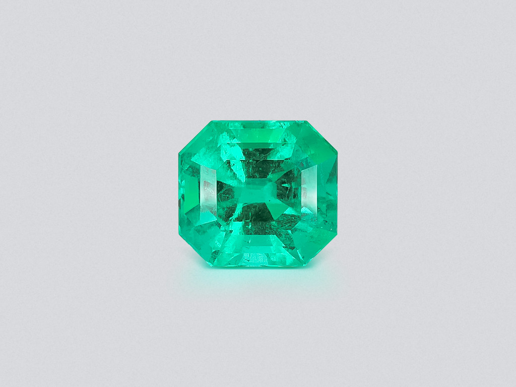 Vivid Green Emerald with rare Mariposa effect in octagon cut 5.16 Carats, Colombia