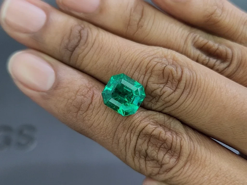 Vivid Green Emerald with rare Mariposa effect in octagon cut 5.16 Carats, Colombia 2