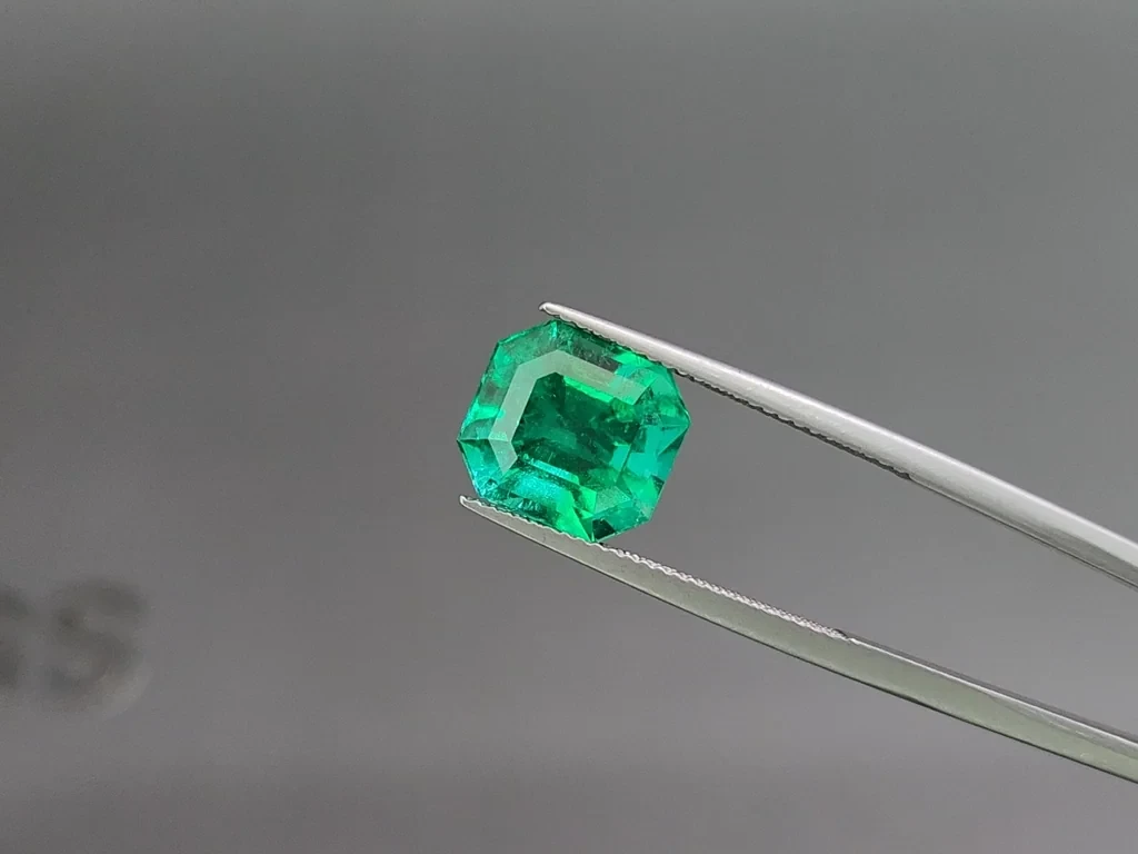Vivid Green Emerald with rare Mariposa effect in octagon cut 5.16 Carats, Colombia 3