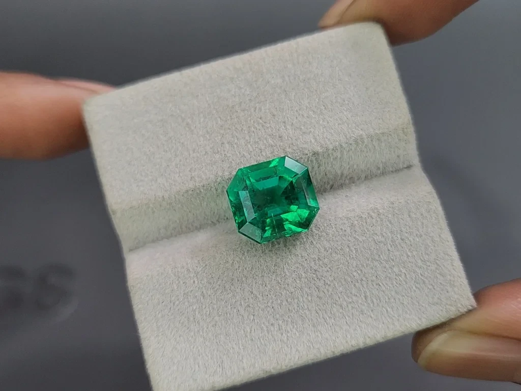 Vivid Green Emerald with rare Mariposa effect in octagon cut 5.16 Carats, Colombia 4