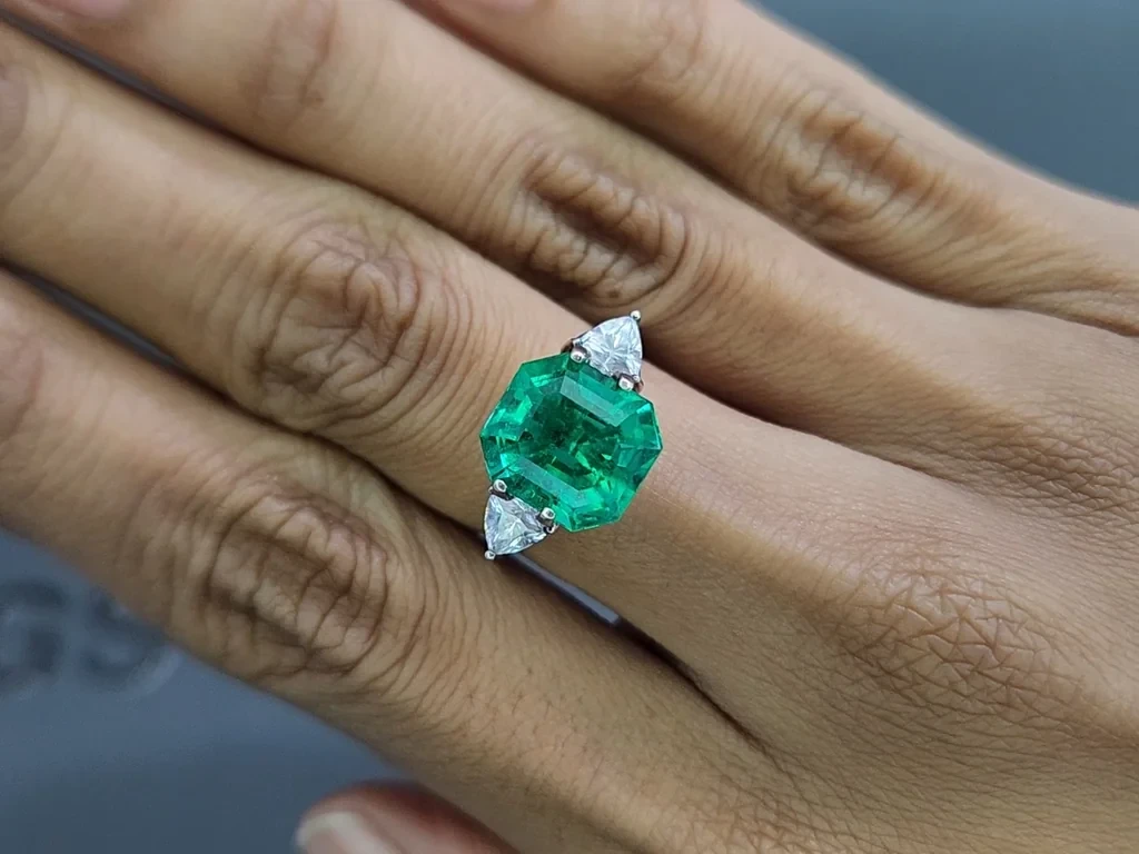 Vivid Green Emerald with rare Mariposa effect in octagon cut 5.16 Carats, Colombia 5