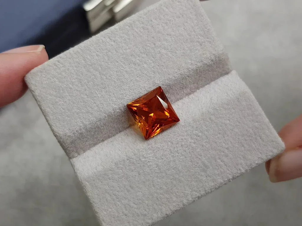 Vivid orange clinohumite in princess cut 3.80 ct, Afghanistan 3