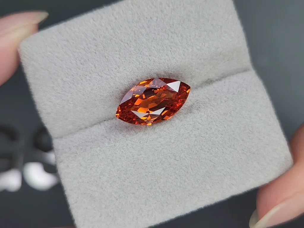 Vivid orange spessartine in marquise cut 6.90 carats, Africa 4