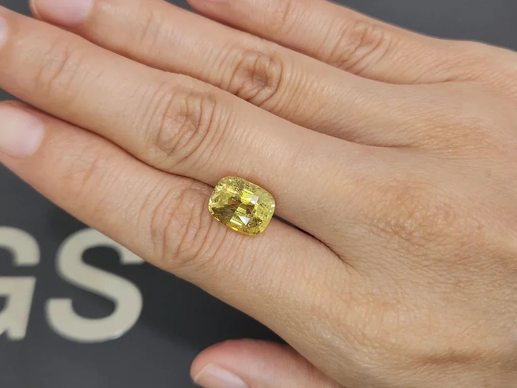 Yellow chrysoberyl in cushion cut 5.84 carats, Sri Lanka 2