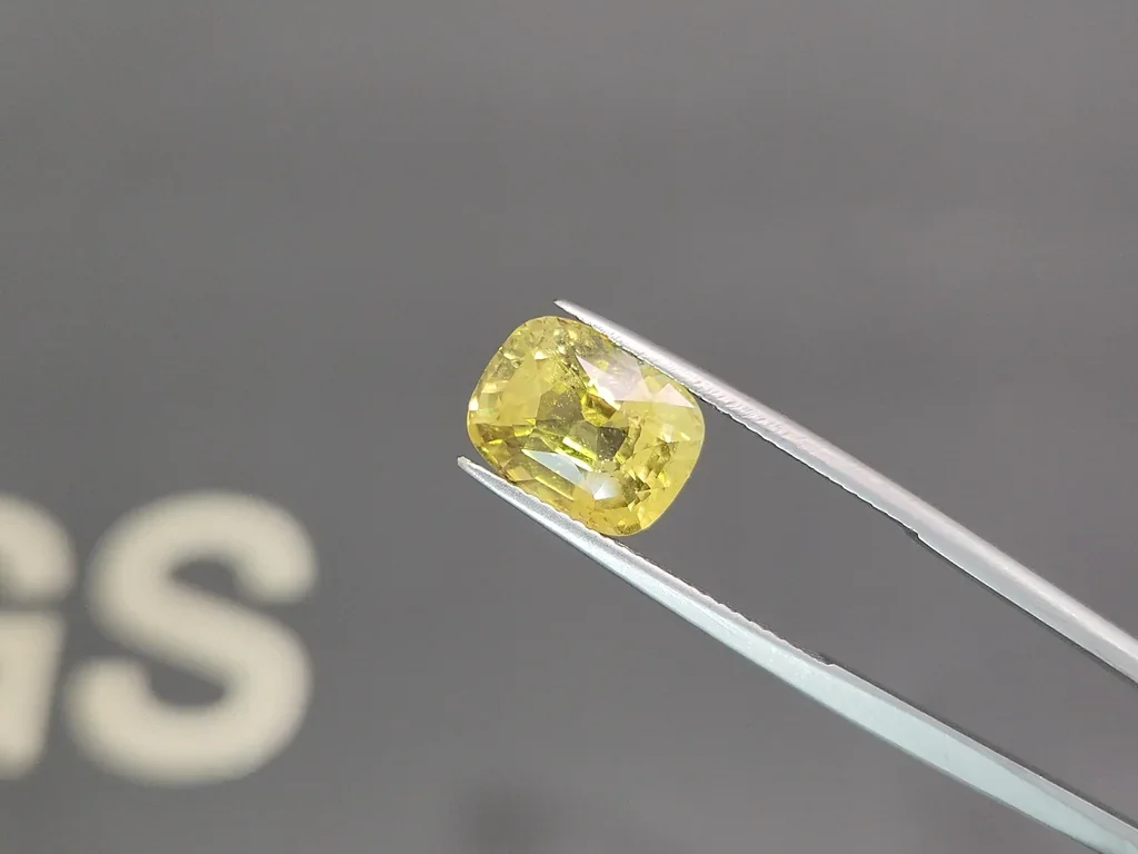 Yellow chrysoberyl in cushion cut 5.84 carats, Sri Lanka 3