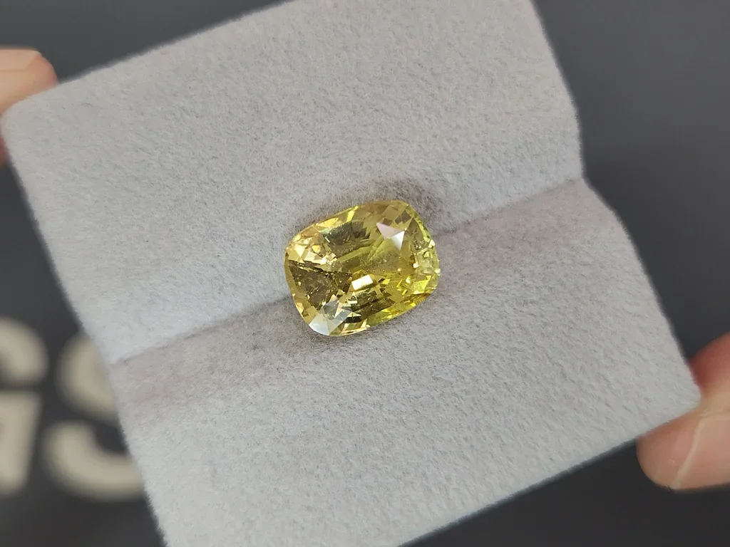 Yellow chrysoberyl in cushion cut 5.84 carats, Sri Lanka 4