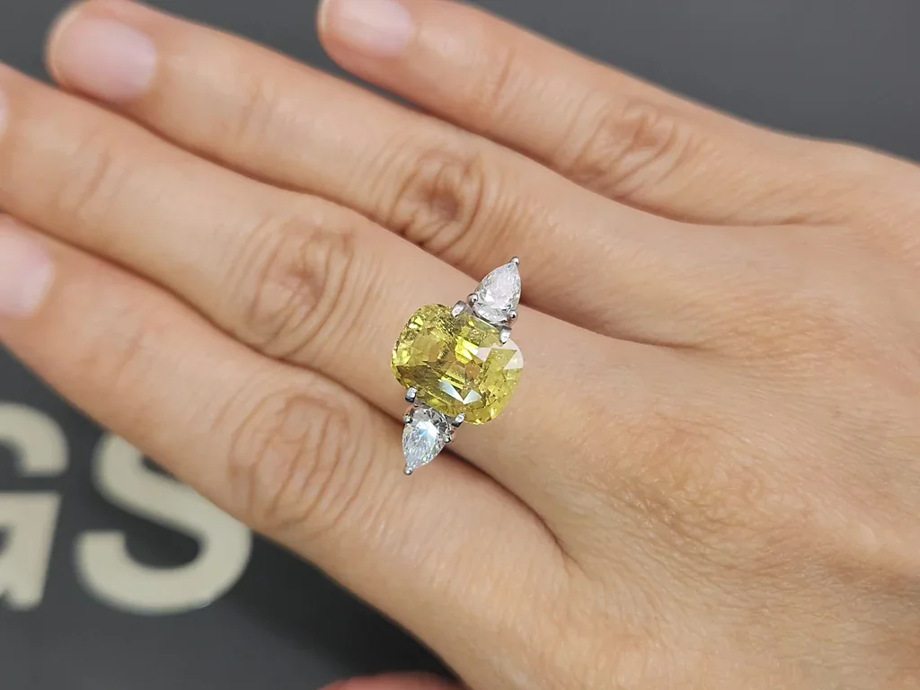 Yellow chrysoberyl in cushion cut 5.84 carats, Sri Lanka 5